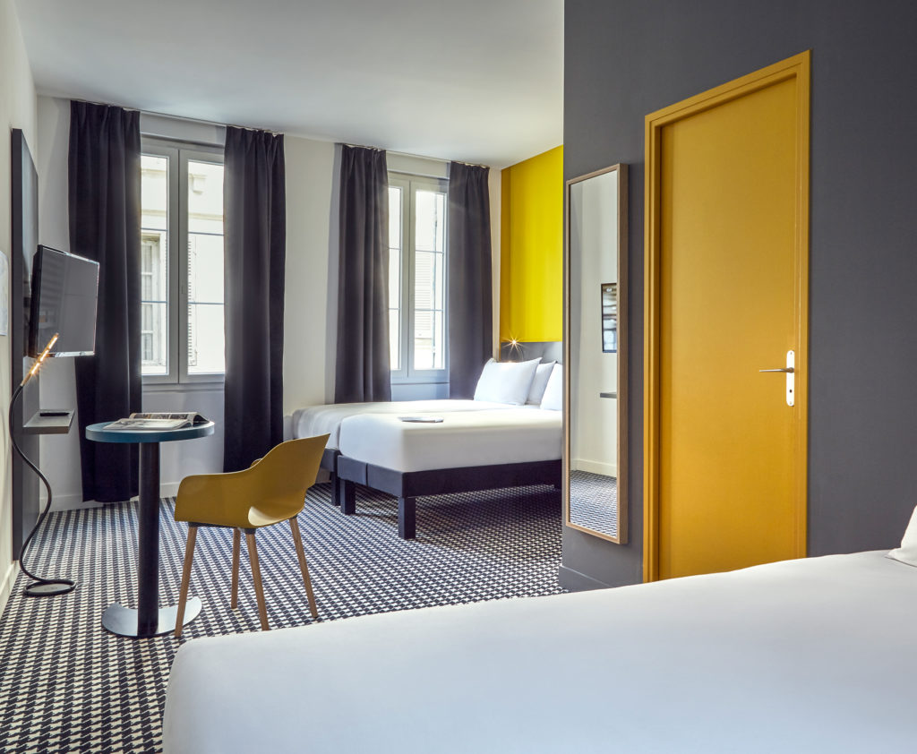 Aménagement, agencement et décoration des chambres jaunes de l'hôtel