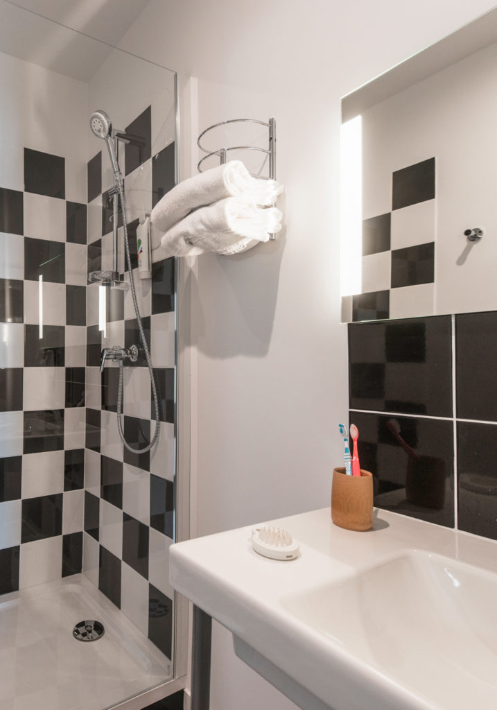 Décoration, agencement et rénovation des salles de bain avec un carrelage damier