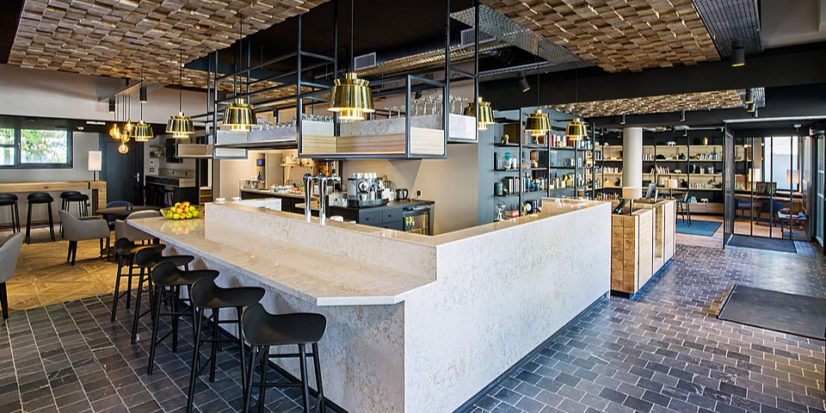 Décoration intérieur et aménagement de l'espace bar de l'ibis styles de Laval Centre