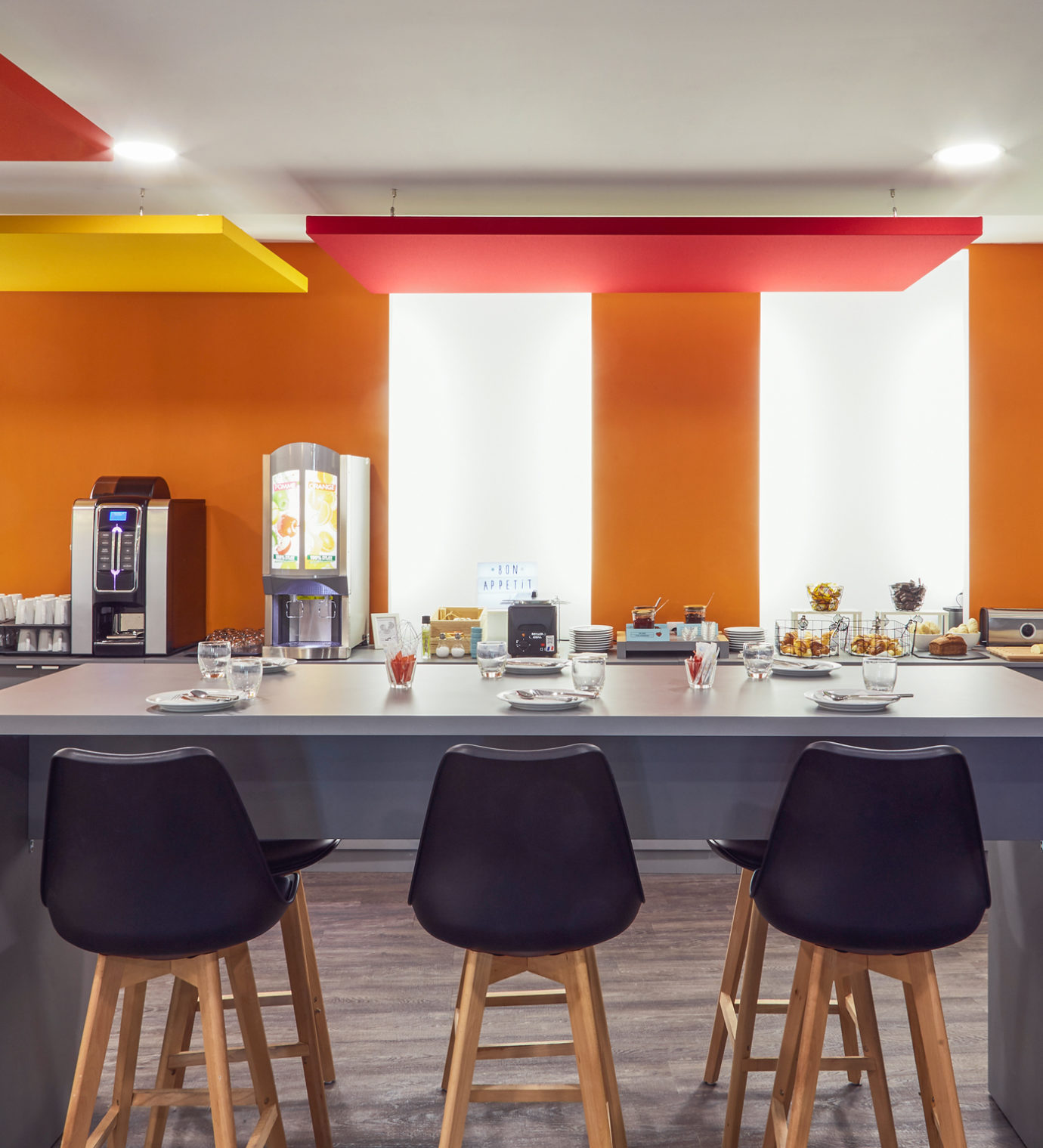 Agencement et décoration de l'espace petit déjeuner de l'hôtel Ibis Styles de Marseille