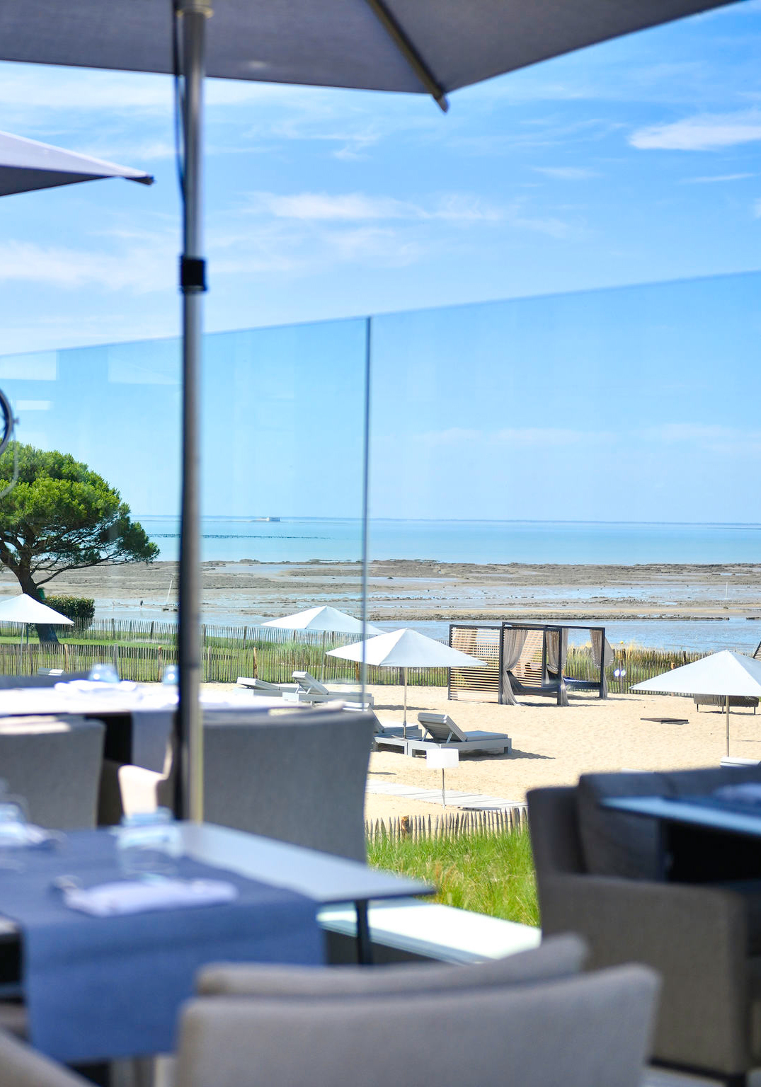 Agencement et décoration de la terrasse du MGallery de Châtelaillon-plage