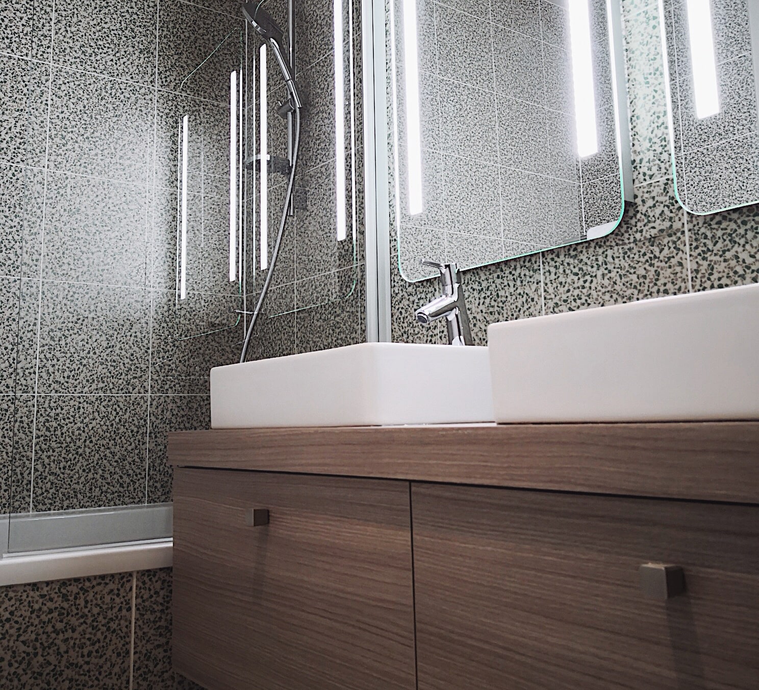 Aménagement salle de bain carrelage vintage et meuble en bois