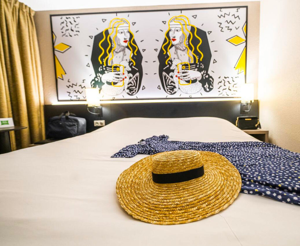 Décoration et ameublement de la tête de lit de l'hôtel Ibis Styles de Saint-Brieuc