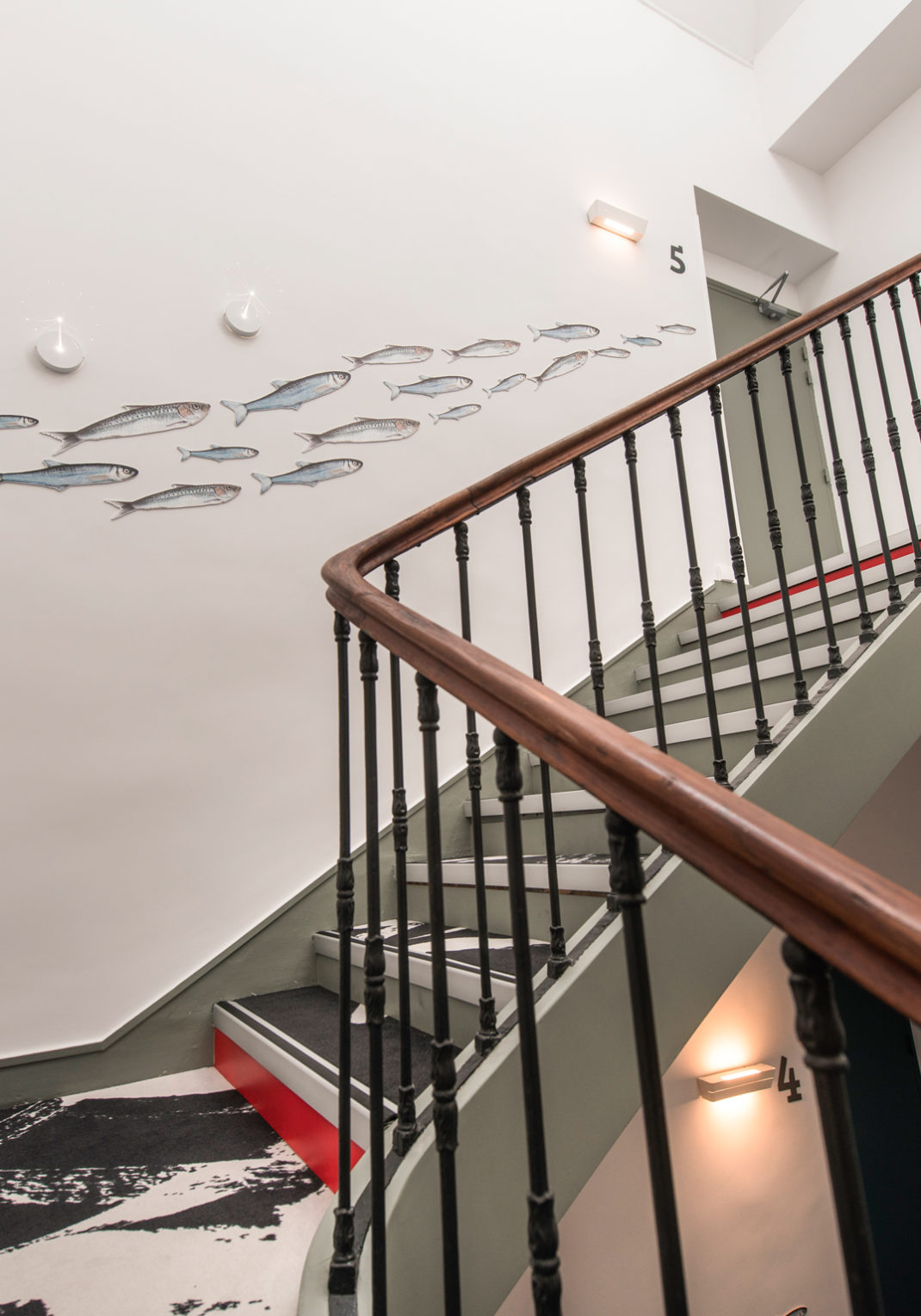 Décoration de la cage d'escalier sur le thème des sardines et de l'océan