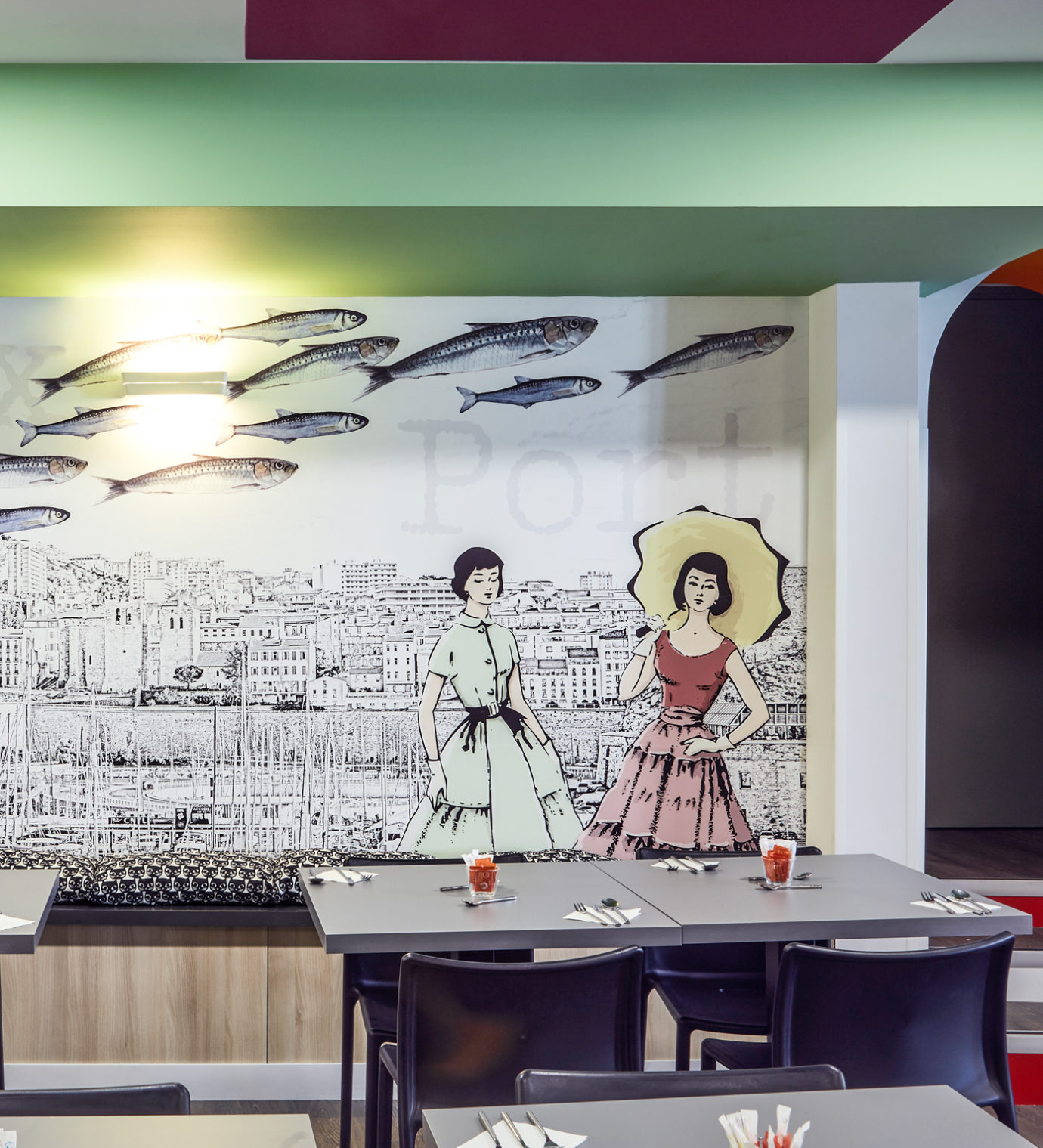 Une décoration façon fashion sardine pour l'hôtel à thème Ibis Styles de Marseille vieux port