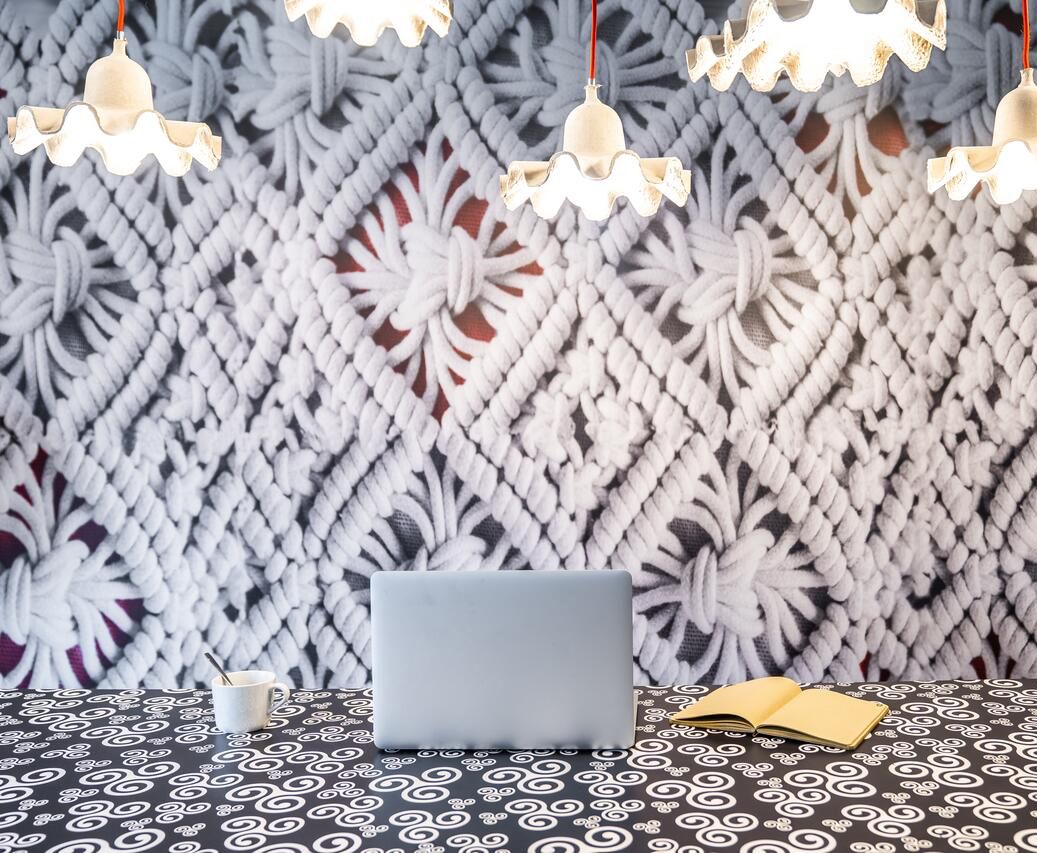 Utilisation de papier peint effet dentelle pour la décoration d'un hôtel en Bretagne