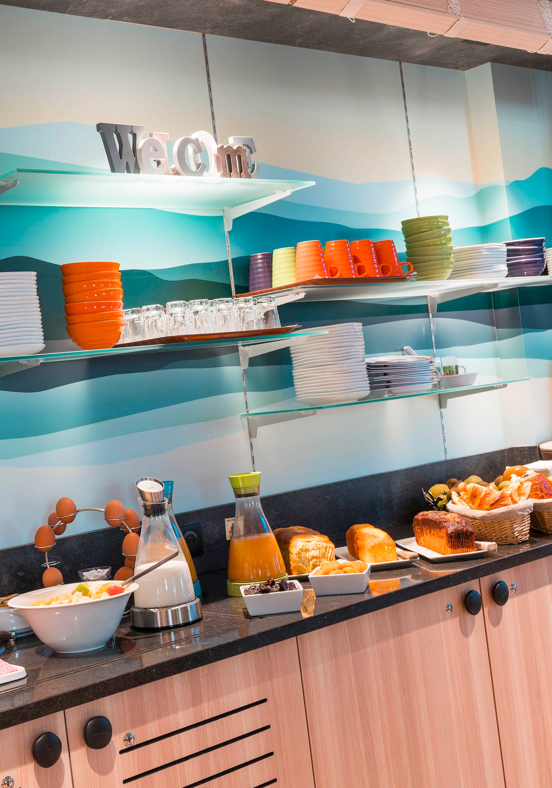 Agencement et décoration de l'espace petit-déjeuner de l'hôtel Ibis Styles d'Annecy
