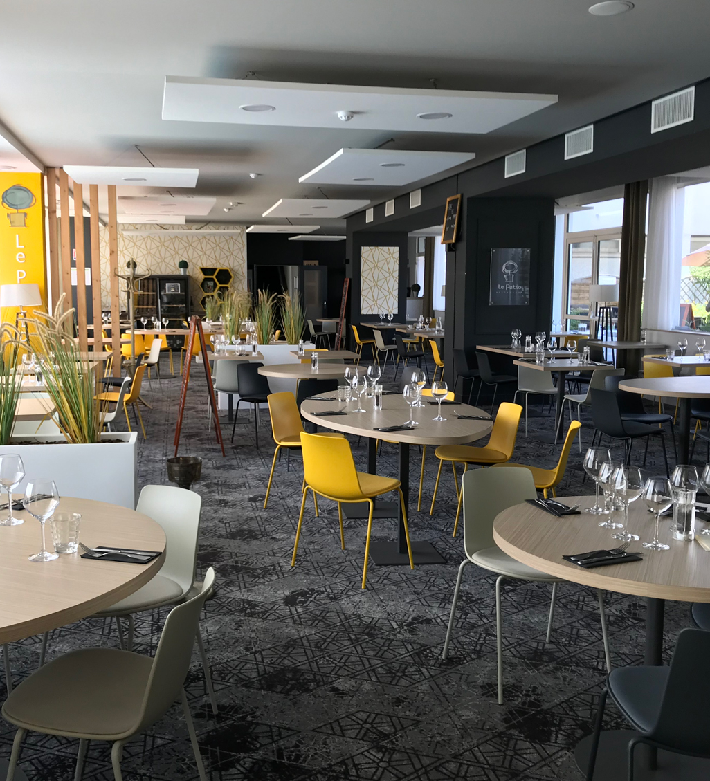 Agencement et décoration de la salle de restaurant de l'hôtel Ibis Styles de Poitiers Nord