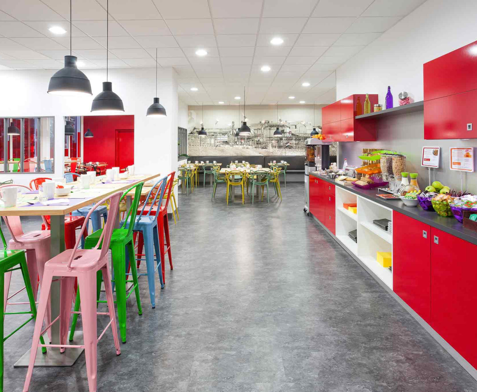 Aménagement et décoration de l'espace petit déjeuner de l'hôtel Ibis Styles de Villeurbanne