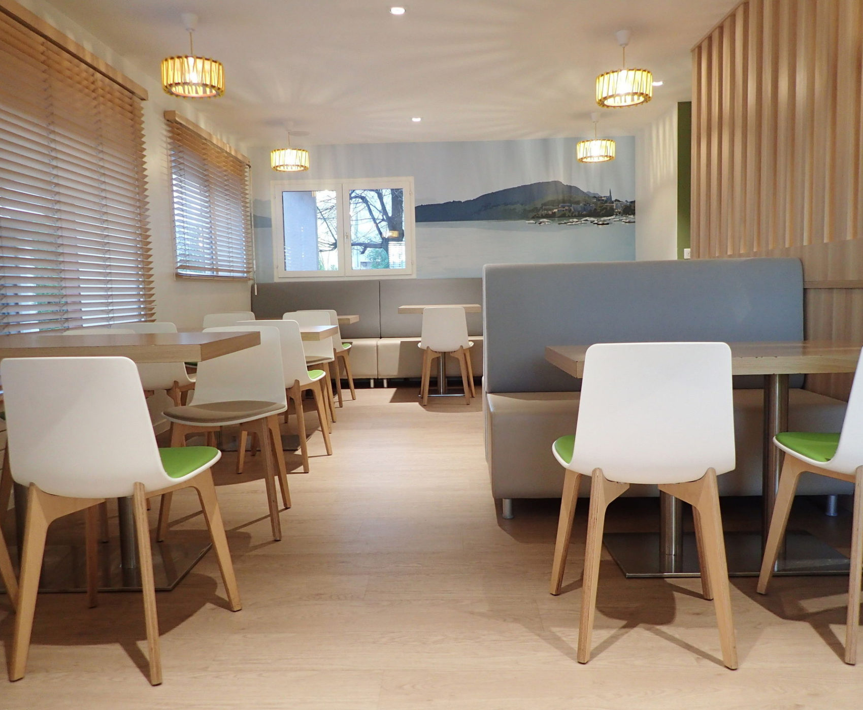 Rénovation et ameublement de l'espace petit déjeuner de l'Ibis Styles d'Annecy