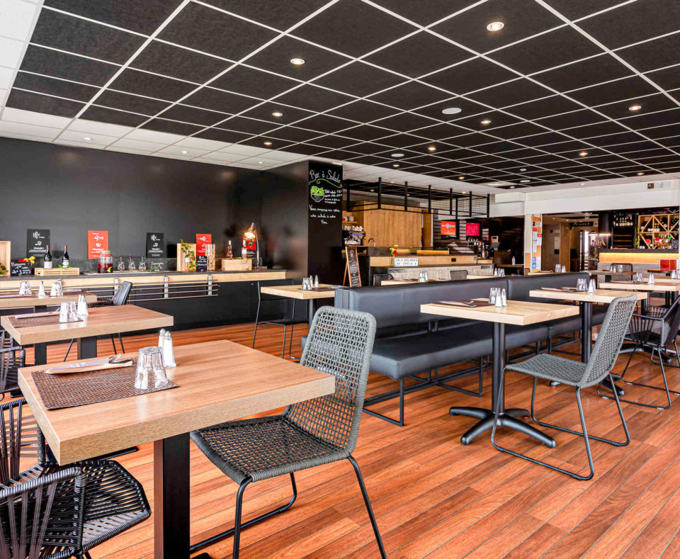 Agencement et décoration de l'espace bar, petit-déjeuner de l'hôtel Ibis de Dijon Sud