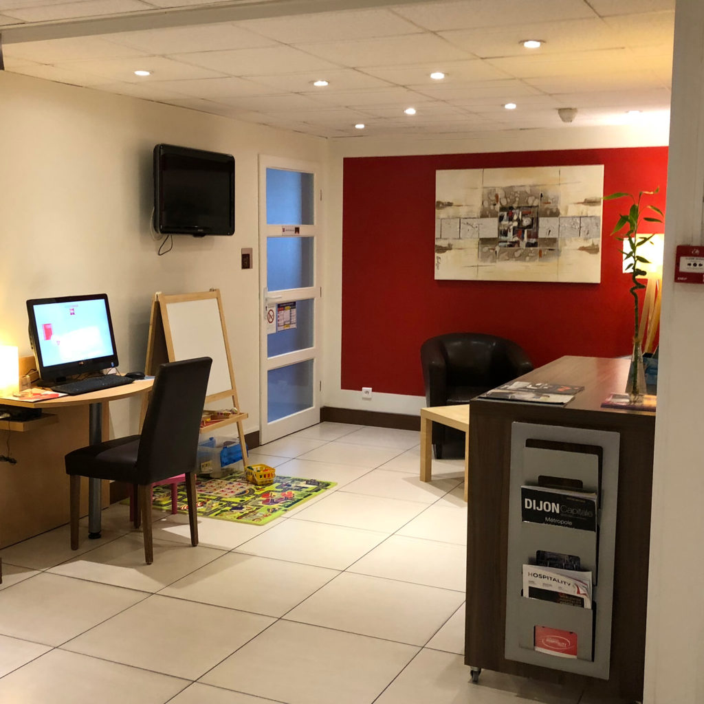 Espace lounge avant agrandissement de l'hôtel Ibis de Dijon Sud