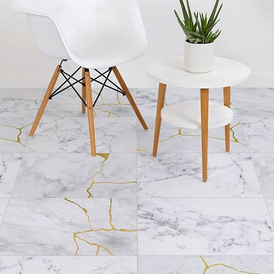 Carrelage en marbre avec jointures en or inspiré du Kintsugi