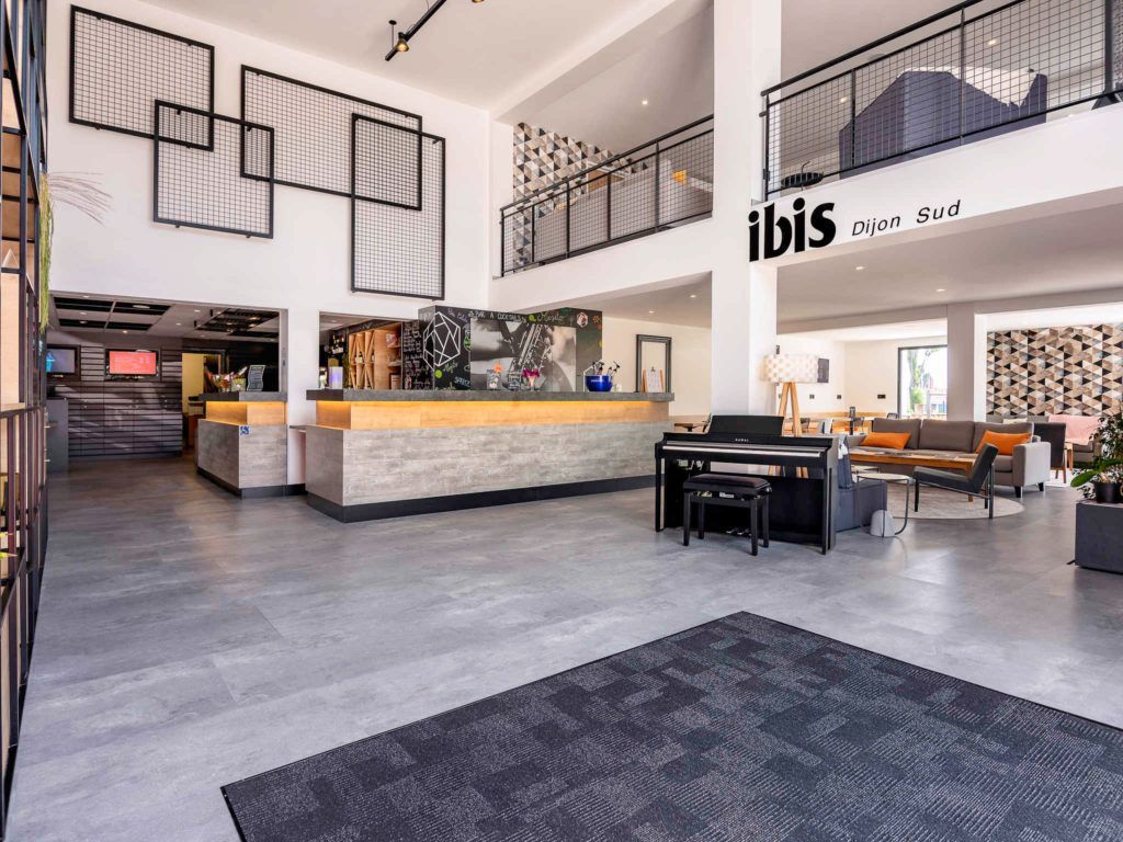 Projet de rénovation et d'agencement de l'hôtel Ibis de Dijon, réalisé par l'agence Option d'Intérieur en 2020