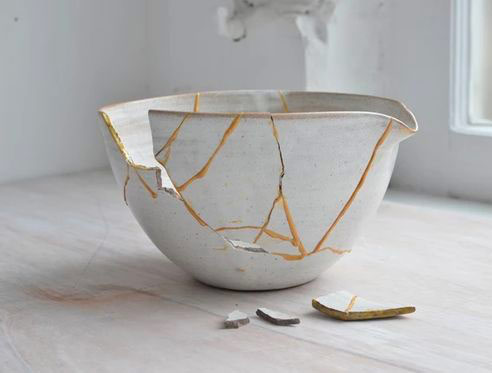 tasse cassée réparée avec l'art du Kintsugi