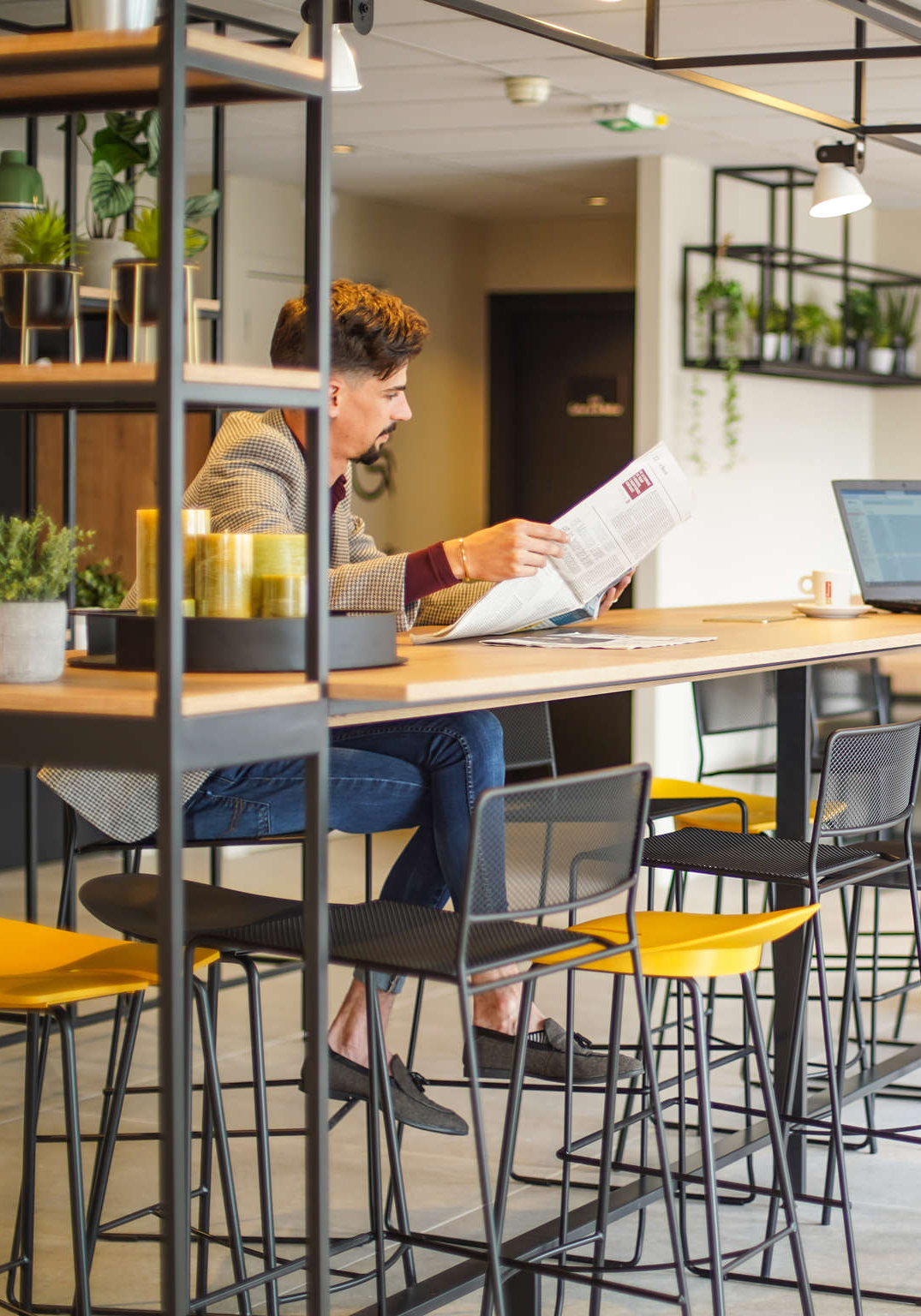 Agencement et décoration de l'espace bar dans un style industriel, concept Plaza