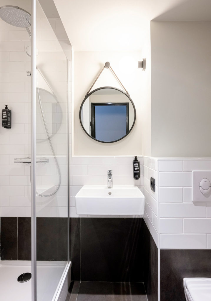 Décoration et agencement des salles de bain sous le concept Plaza de l'hôtel Ibis de La Rochelle