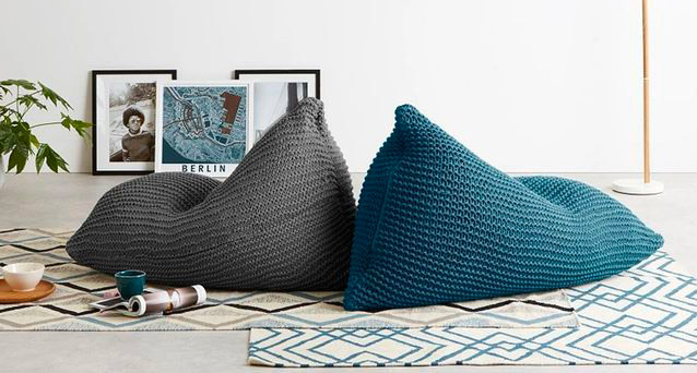 Tendance des poufs en laine tricotée