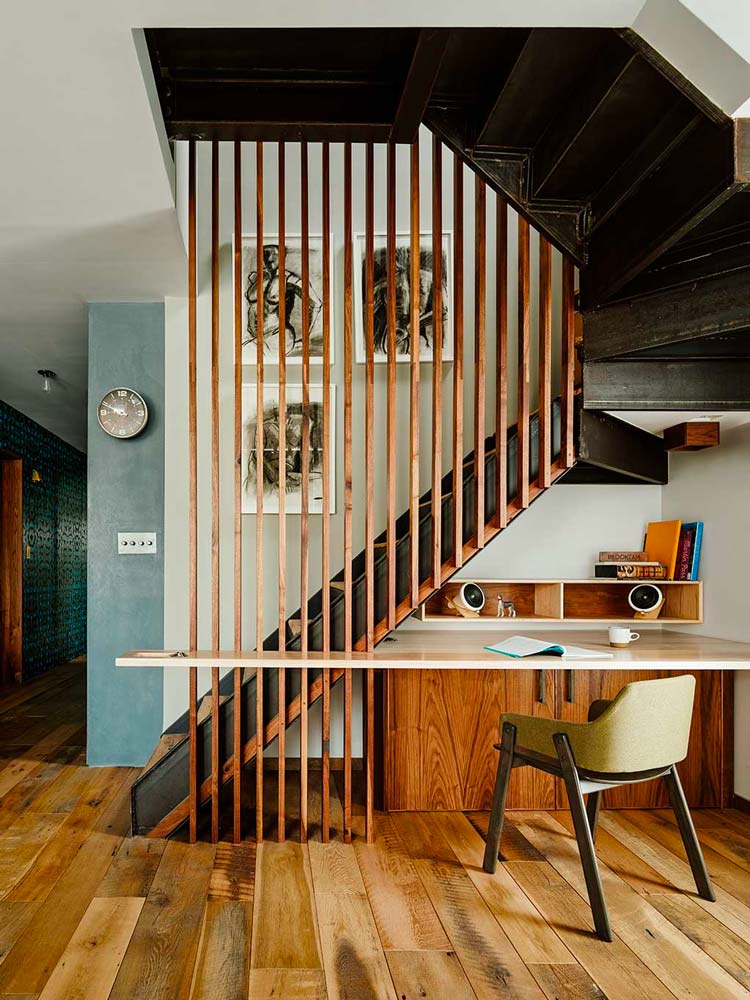 Idées décoration pour aménager un bureau sous un escalier