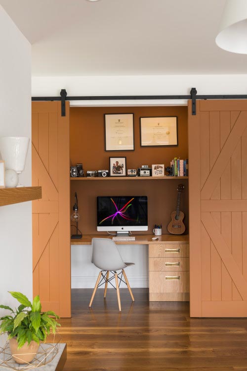 Décorer un bureau en home office derrière des portes