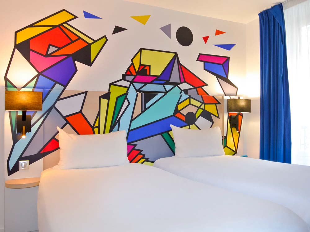 décoration tête de lit street art graph géométriques colorés par artiste Stoul