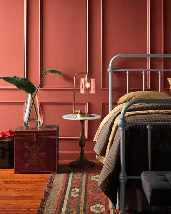 Décoration de chambre avec mur de couleur terracotta