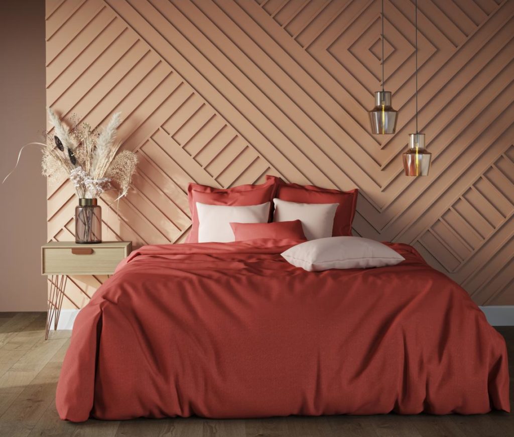 Du linge de lit terracotta avec une tête de lit rose blush