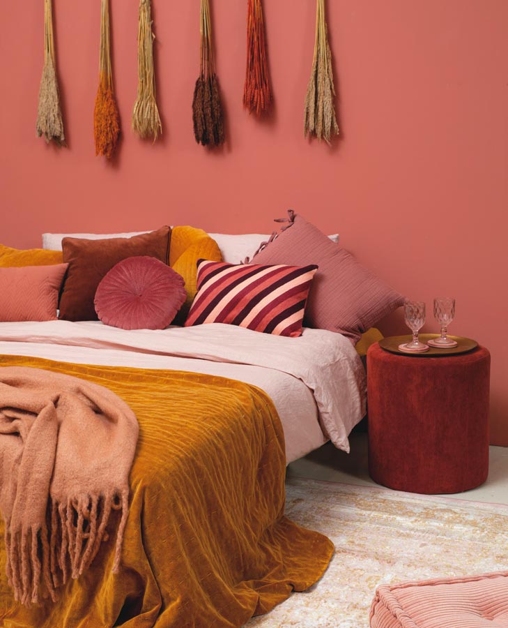 Une chambre de couleur terracotta avec fleurs séchées