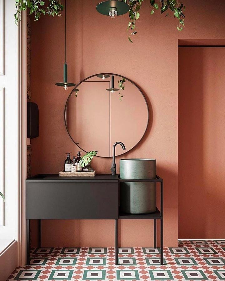 Mur de salle de bain terracotta avec mobilier noir