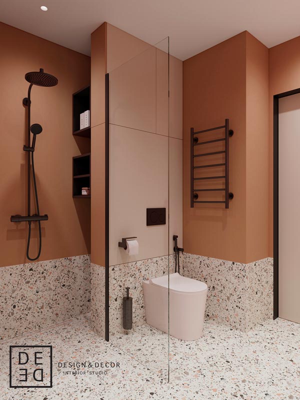 Mur de salle de douche terracotta avec du carrelage moucheté