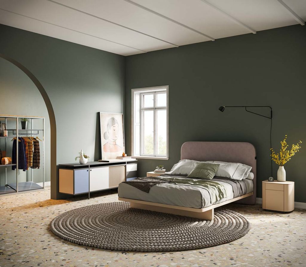 Une chambre rétro avec un sol en terrazzo beige, un mur vert sauge et du mobilier de couleur pastel