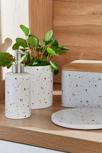 Accessoires de cuisine et de salle de bain en terrazzo blanc moucheté de rouge