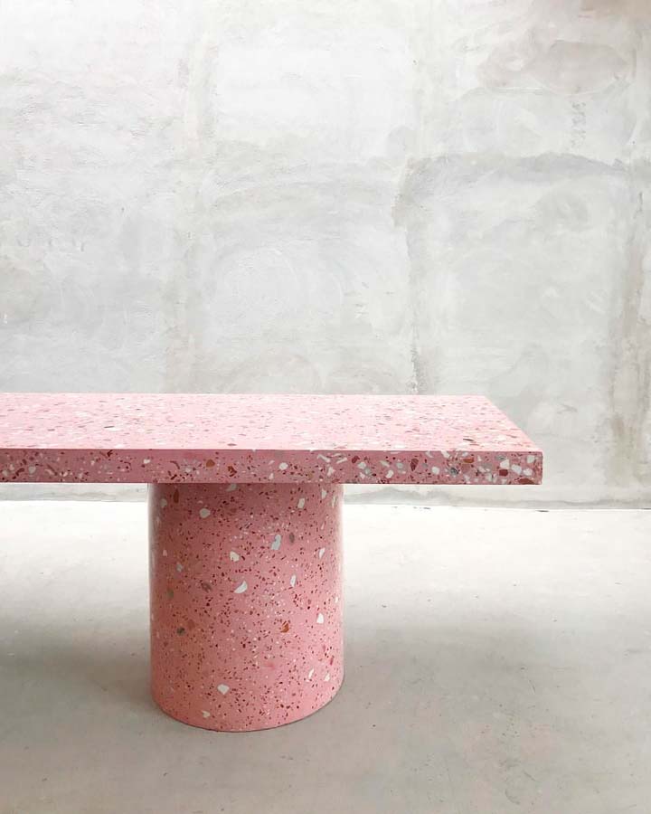 Banc en terrazzo rose moucheté de blanc et rouge