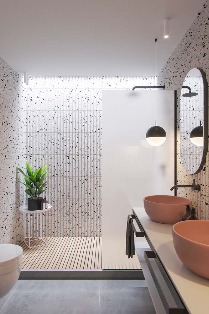 Salle de bain contemporaine en terrazzo blanc, mobilier épuré et vasque de couleur terracotta