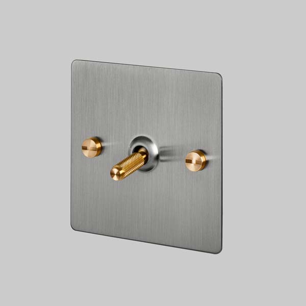 Interrupteur design en acier gris avec bouton va-et-vient en acier doré