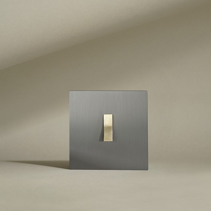 Interrupteur minimaliste et ultra design en acier gris et poussoir doré