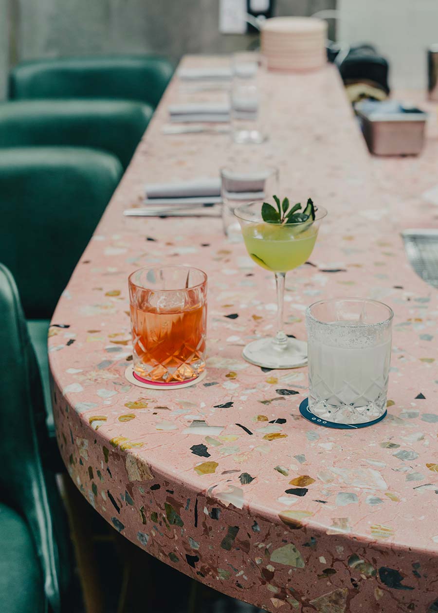 Table de salle à manger en terrazzo rose moucheté de brun, noir, blanc et de marbre