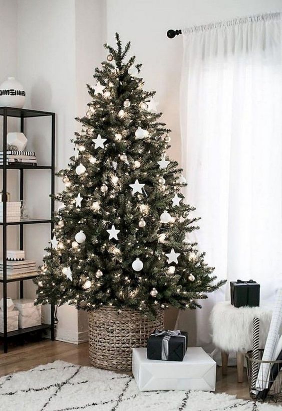 Arbre de Noël scandinave, pied de sapin en osier, décoration épurée blanche