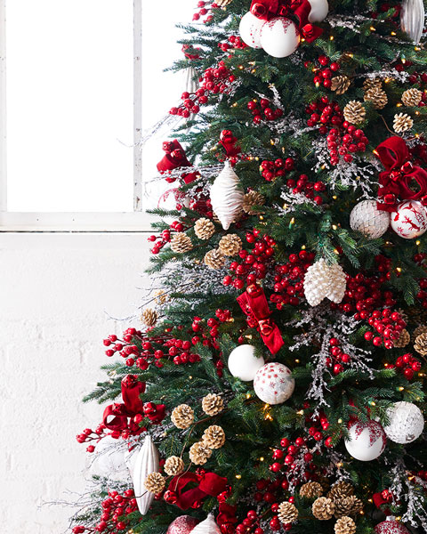 Décoration traditionnelle d'un arbre de Noël nordic rouge et blanche 2020