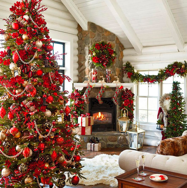 Un arbre de Noël traditionnel, une décoration rouge et verte, couronne de Noel et guirlande de sapin