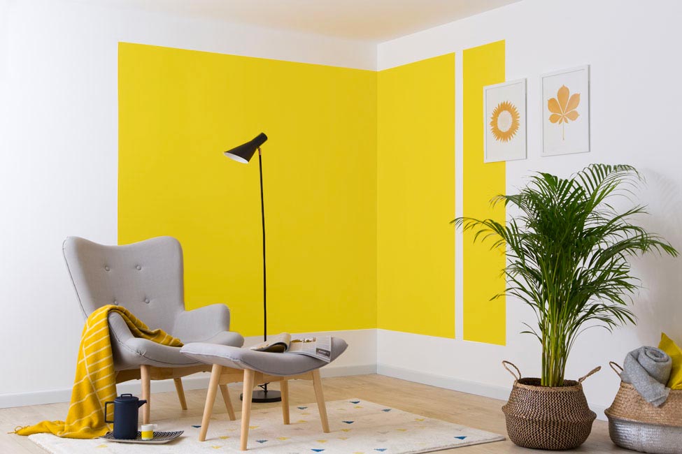 Coin mur peint en jaune illuminating avec du mobilier gris Ultimate Gray, couleur Pantone 2021