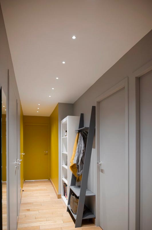 Couloir de couleur jaune illuminating et Ultimate Gray, tendance 2021