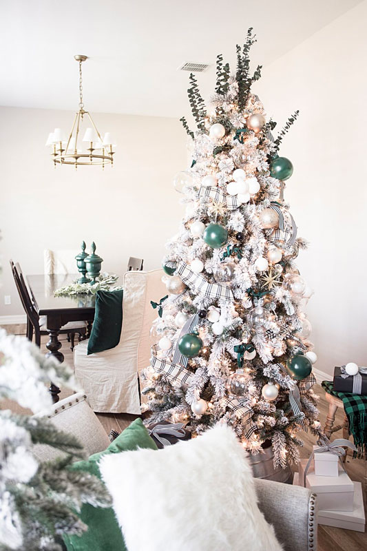 Décoration tendance 2020, sapin boréal givré blanc avec boule verte