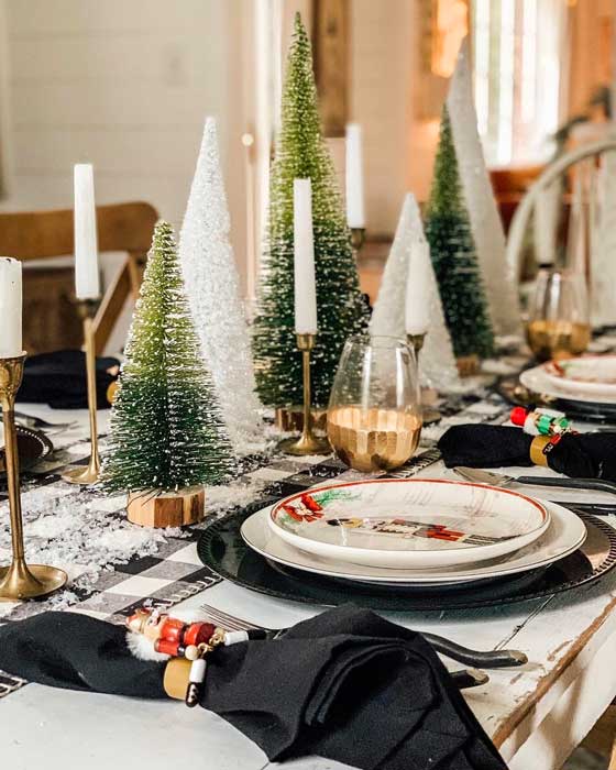 Une décoration chic de la table du réveillon, noir, blanc, doré