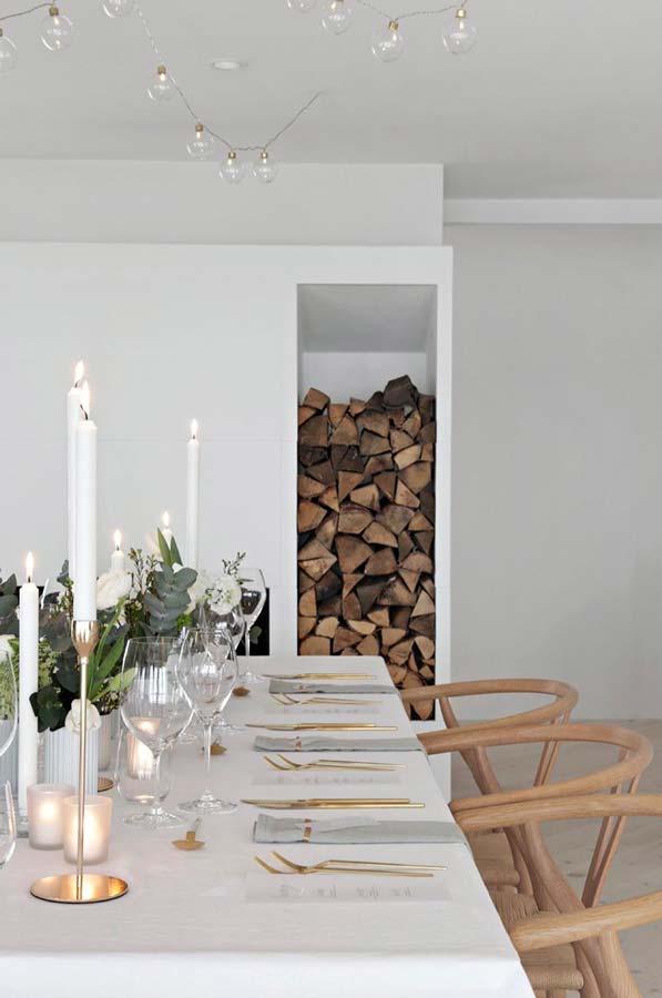 Décoration chic et moderne de la table de Noël pour un intérieur scandinave