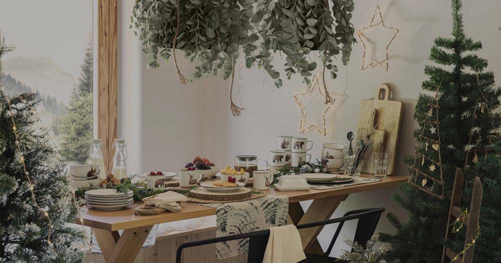 Une table de Noël rustique avec un service de table aux illustrations animalières