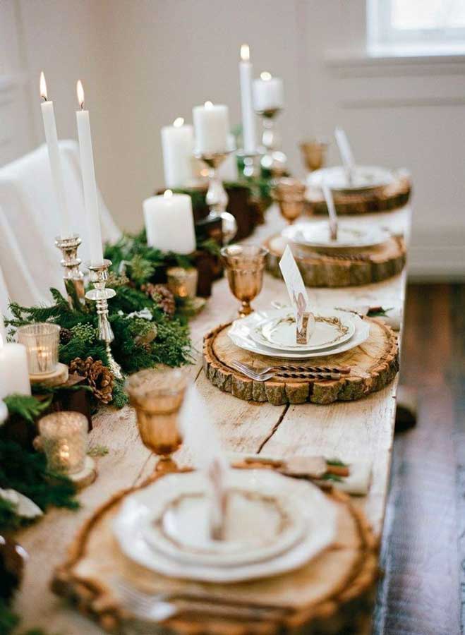 Décoration naturelle et rustique, rondin de bois, branches de sapin et mousse pour le réveillon de Noël