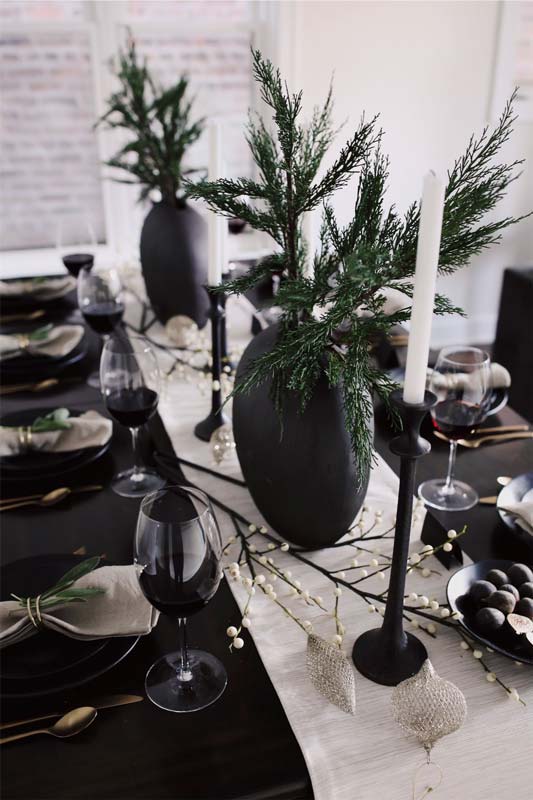 Décoration noire et blanche pour une table de Noël contemporaine