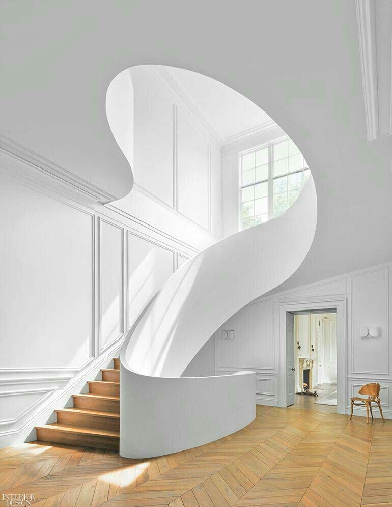 Un escalier aux formes organiques pour un design minimaliste et chaleureux