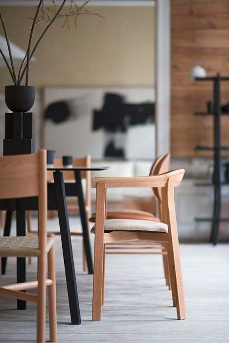 Mobilier de salle à manger Japandi en bois blond avec des touches de noir